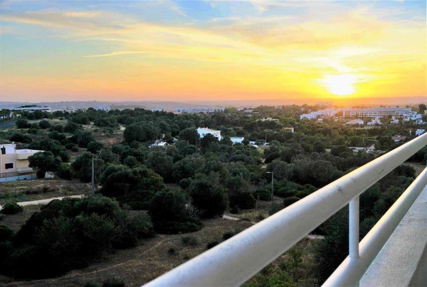 Apartamento Cozy Alvor Retreat - Sunset Balcony, Wi-Fi & Ac Exterior foto