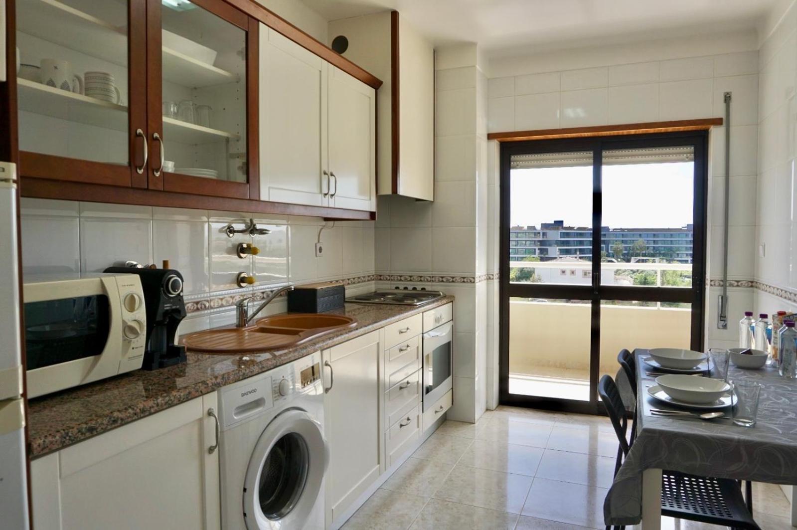 Apartamento Cozy Alvor Retreat - Sunset Balcony, Wi-Fi & Ac Exterior foto